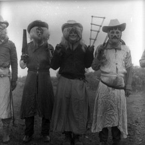 72 E 297 – Pilatos con máscaras de “chatas” y “charros”, Viernes Santo.