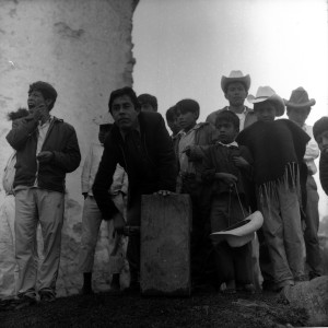 72 E 304 – Feligreses tocando la matraca en el atrio de la iglesia, Viernes Santo.